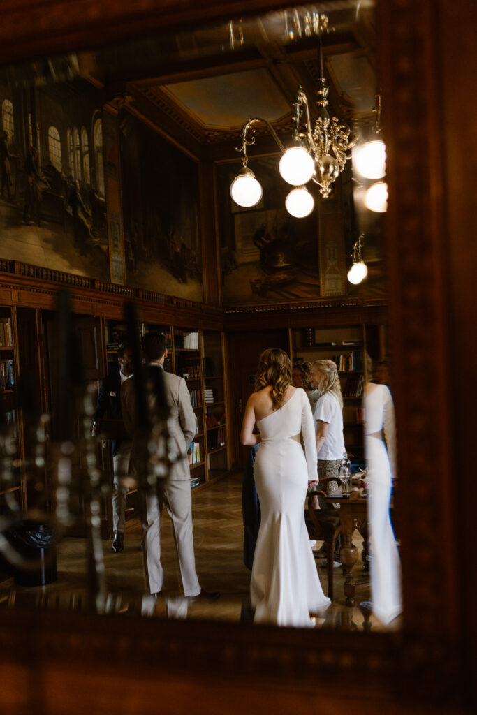 Intieme voorbereidingen voor een bruiloft in het Muntgebouw in Utrecht stad.