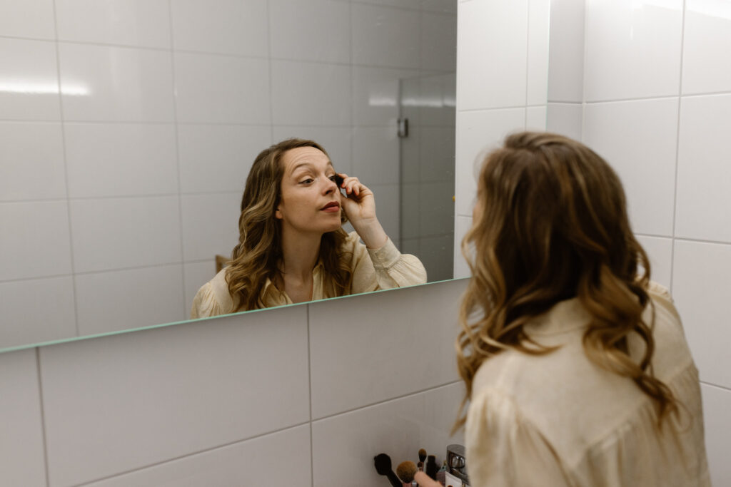 Bruid maakt zich klaar in haar huis in Utrecht voorafgaand aan hun bruiloft in het Muntgebouw Utrecht.
