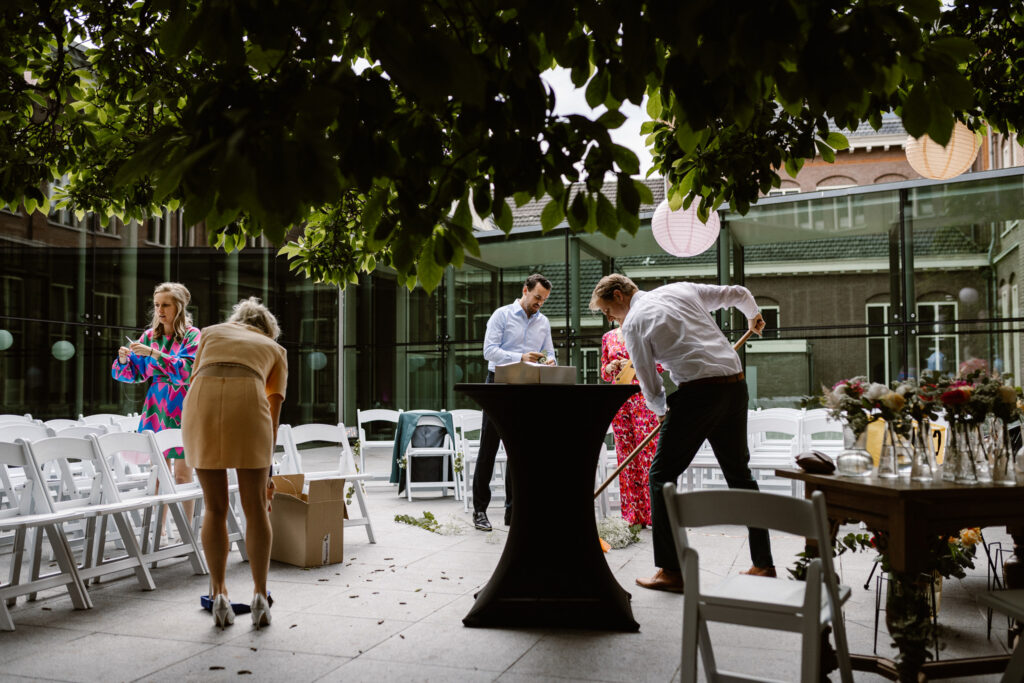 Intieme voorbereidingen voor een bruiloft in het Muntgebouw in Utrecht stad.