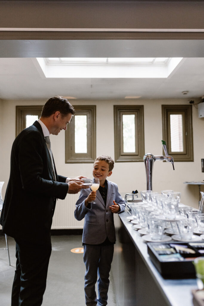 Gasten wachten enthousiast aan de waterkant bij het Muntgebouw Utrecht.