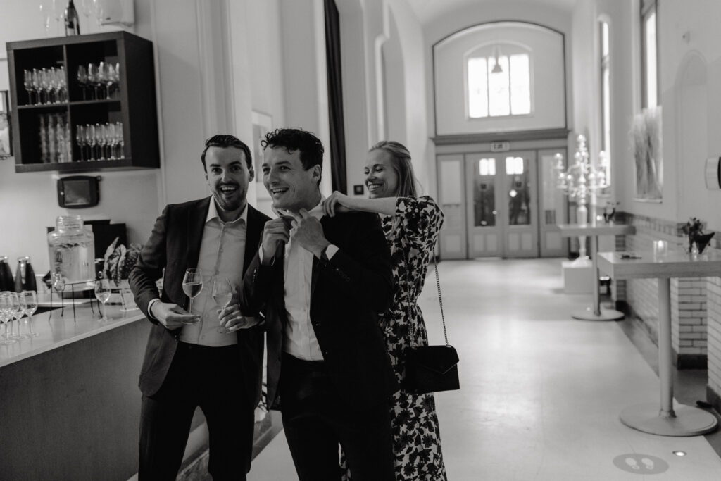 Gasten wachten enthousiast aan de waterkant bij het Muntgebouw Utrecht.