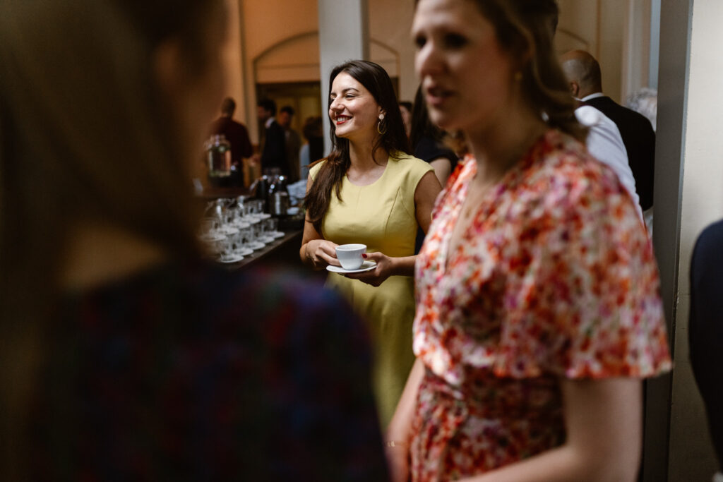 Gasten wachten enthousiast aan de waterkant bij het Muntgebouw Utrecht.