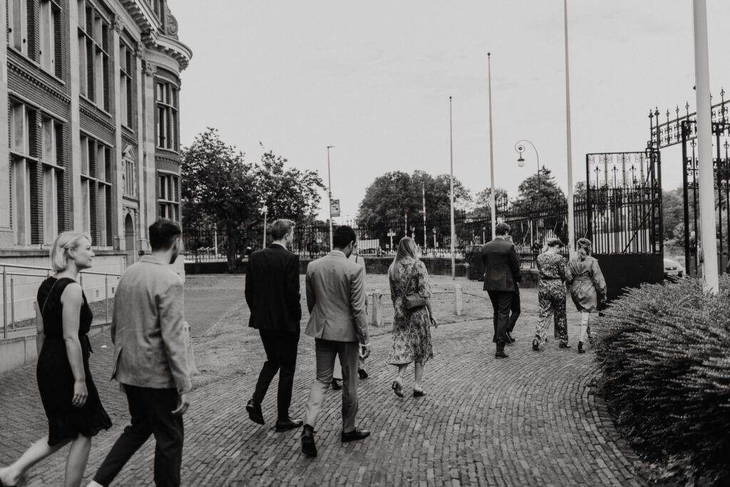 Gasten wachten enthousiast aan de waterkant bij het Muntgebouw Utrecht.