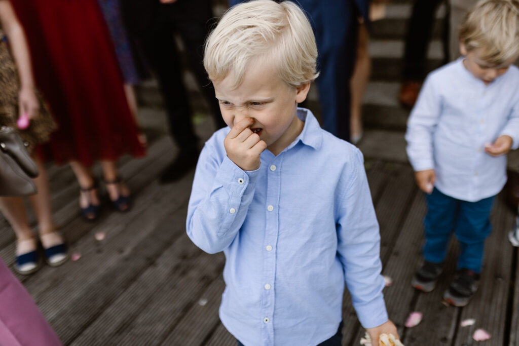 Gasten wachten enthousiast aan de waterkant bij het Muntgebouw Utrecht.