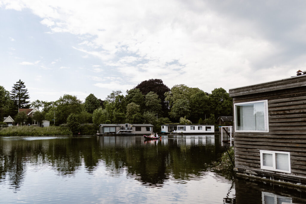 Romantische entree over het water bij het Muntgebouw tijdens een bruiloft in Utrecht.