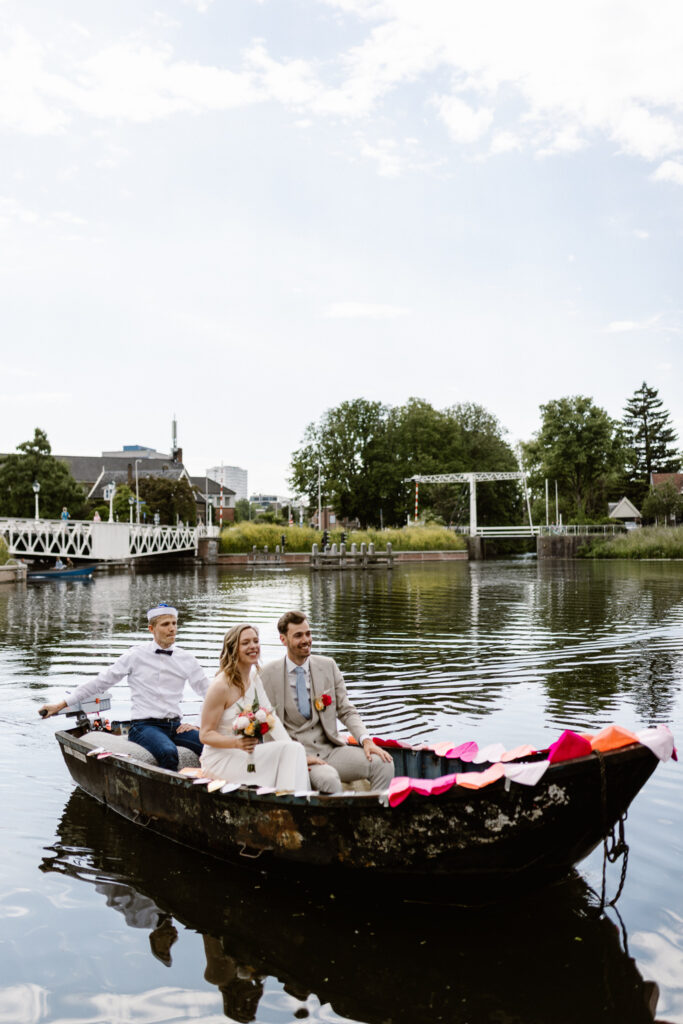 Romantische entree over het water bij het Muntgebouw tijdens een bruiloft in Utrecht.
