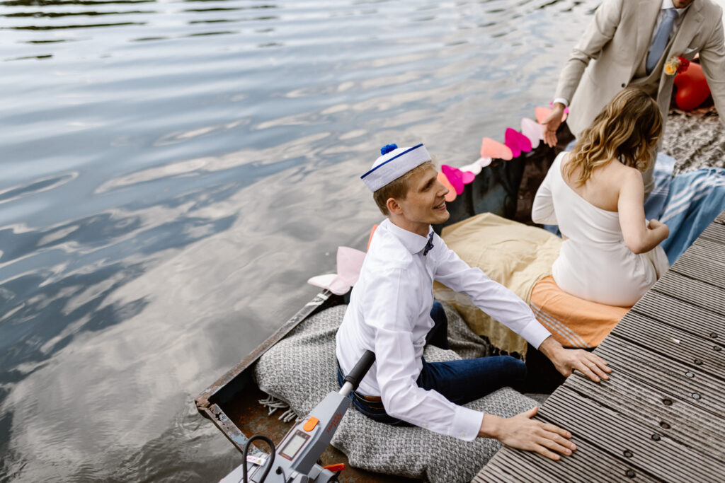 Romantische entree over het water bij het Muntgebouw tijdens een bruiloft in Utrecht.