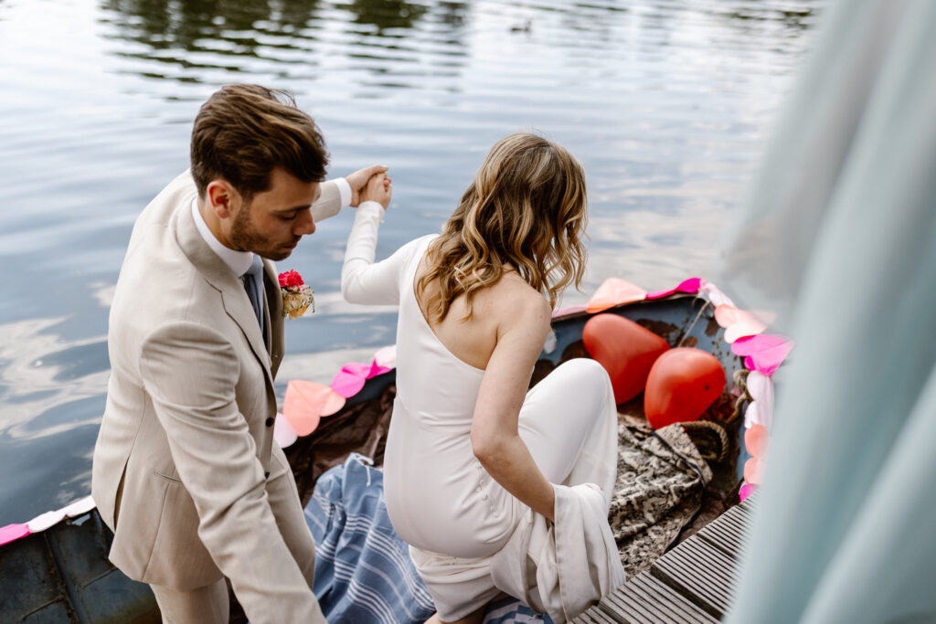 Romantische entree over het water bij het Muntgebouw tijdens een bruiloft in Utrecht.