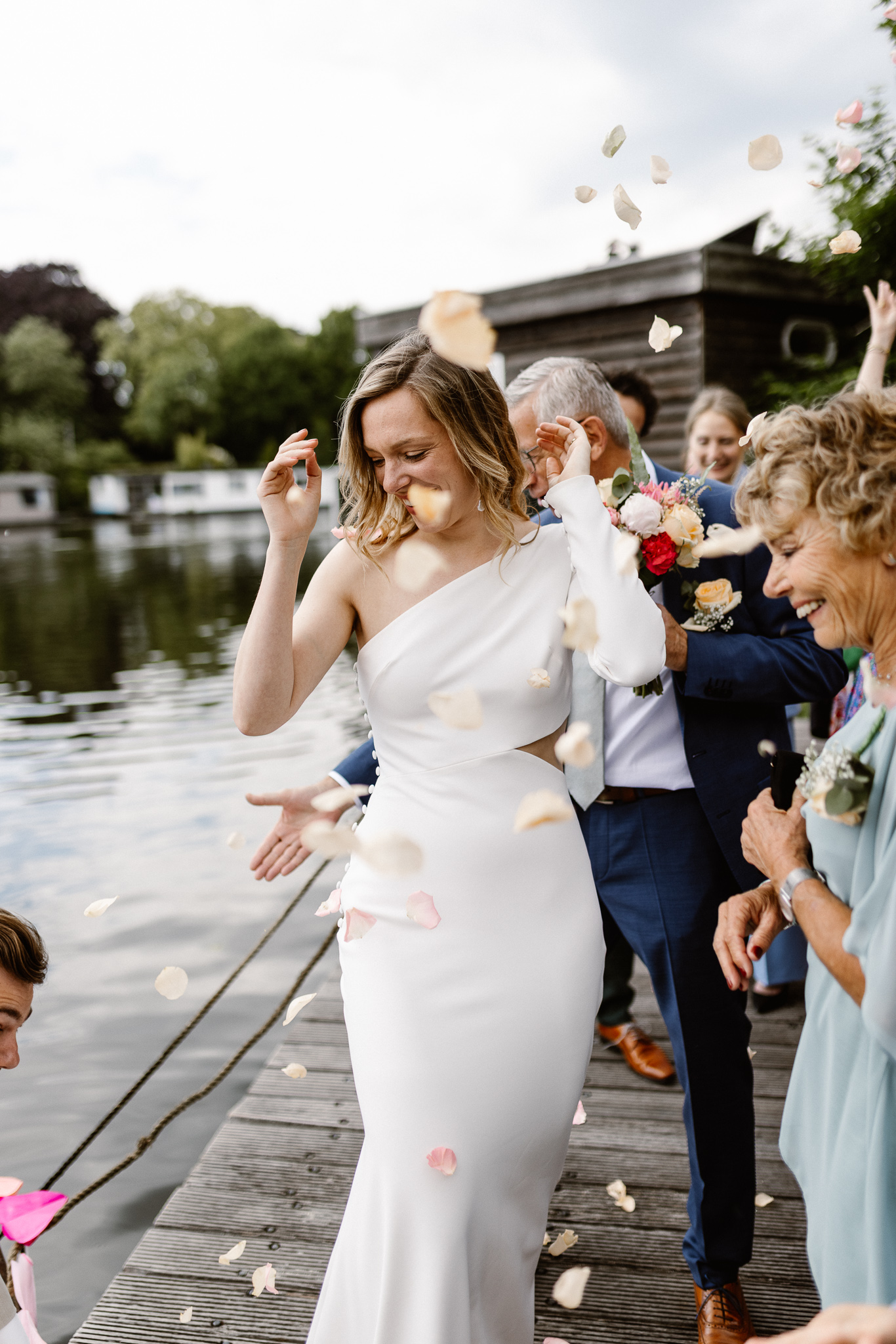 Romantische entree over het water bij het Muntgebouw tijdens een bruiloft in Utrecht.