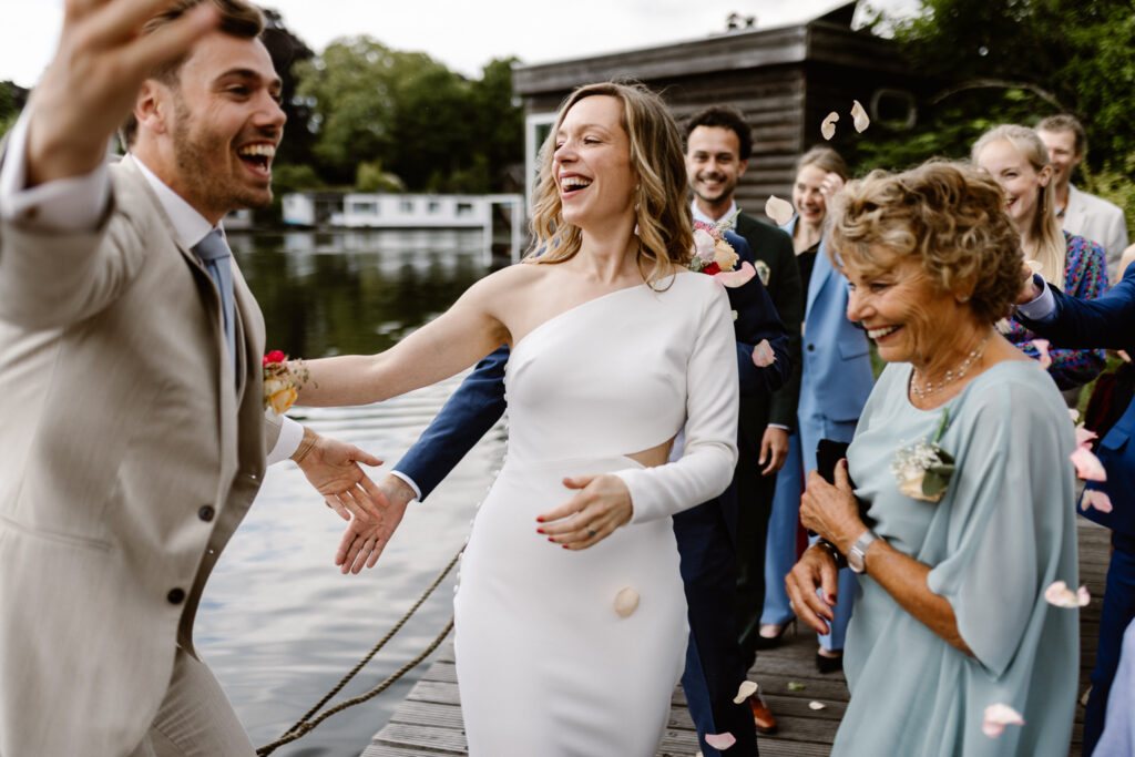 Romantische entree over het water bij het Muntgebouw tijdens een bruiloft in Utrecht.