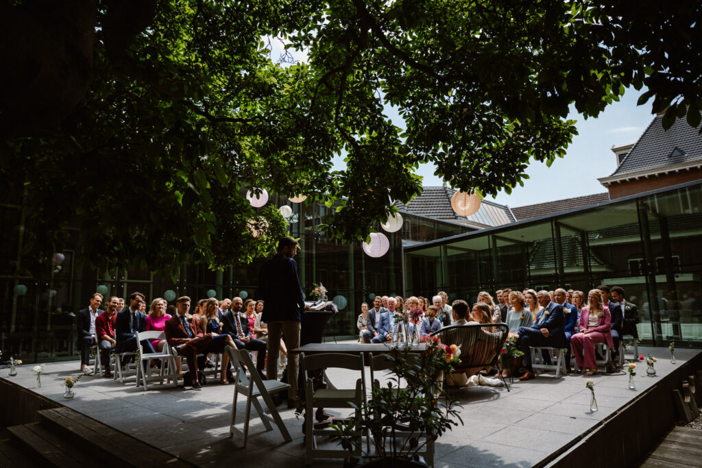 Ceremonie vol liefde en humor tijdens een bruiloft in het Muntgebouw in Utrecht.