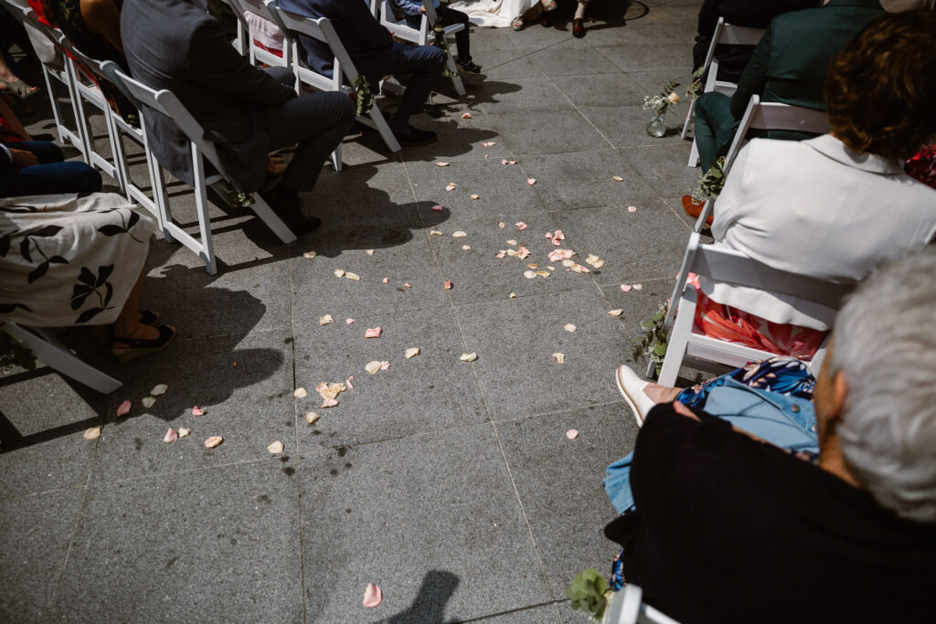Ceremonie vol liefde en humor tijdens een bruiloft in het Muntgebouw in Utrecht.