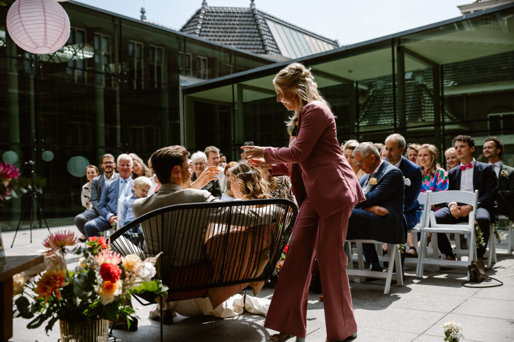 Ceremonie vol liefde en humor tijdens een bruiloft in het Muntgebouw in Utrecht.