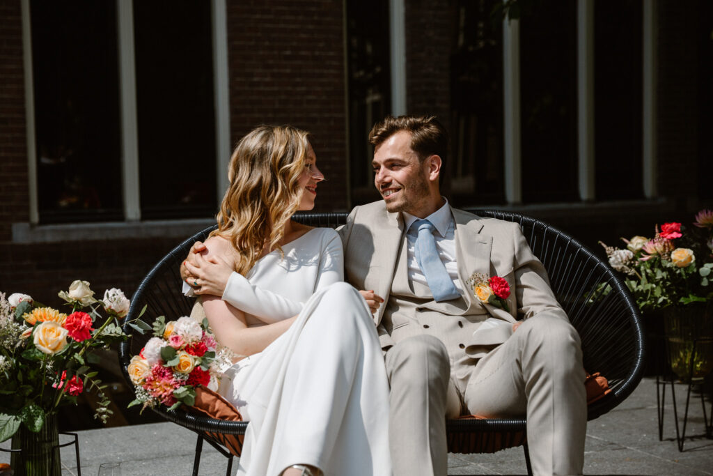 Ceremonie vol liefde en humor tijdens een bruiloft in het Muntgebouw in Utrecht.