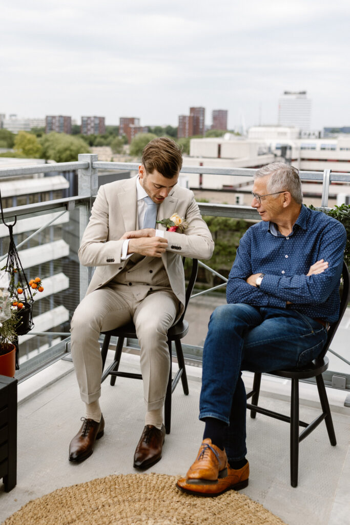 Intiem moment met familie tijdens het klaarmaken voor een bruiloft in Utrecht stad.
