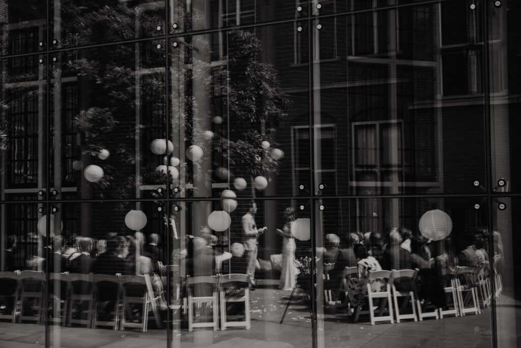 Ceremonie vol liefde en humor tijdens een bruiloft in het Muntgebouw in Utrecht.