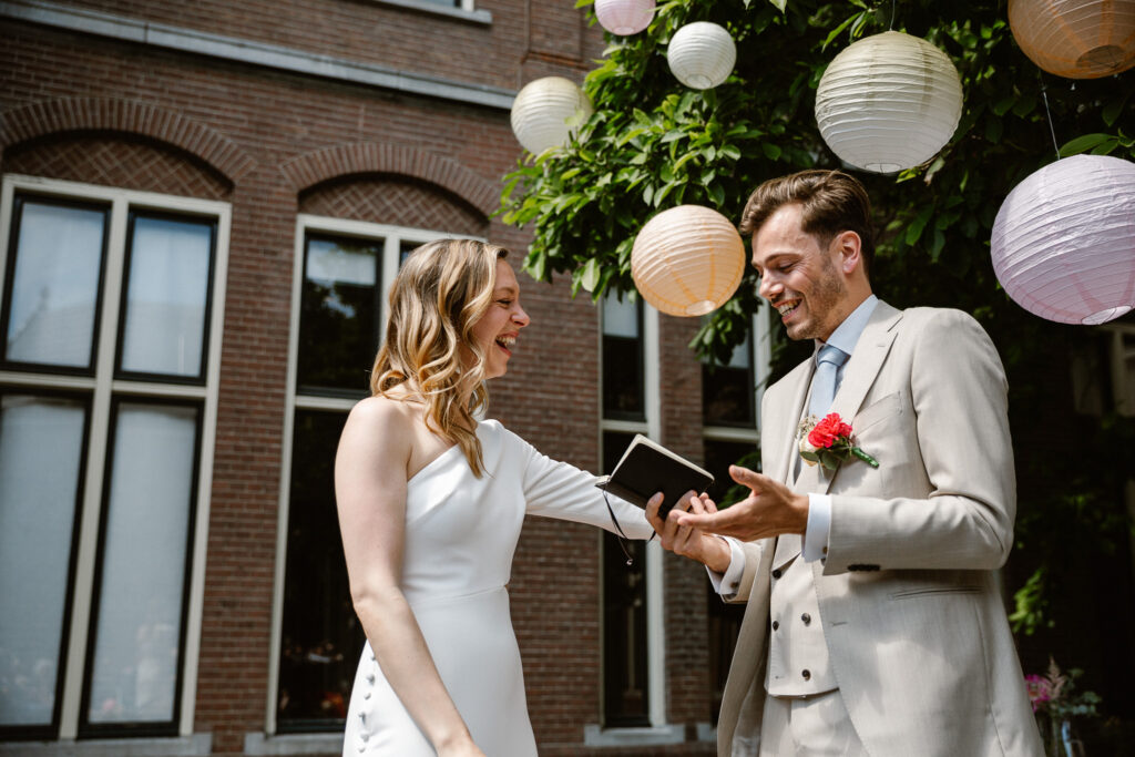 Emotioneel moment tijdens het ja-woord in het historische Muntgebouw in Utrecht.