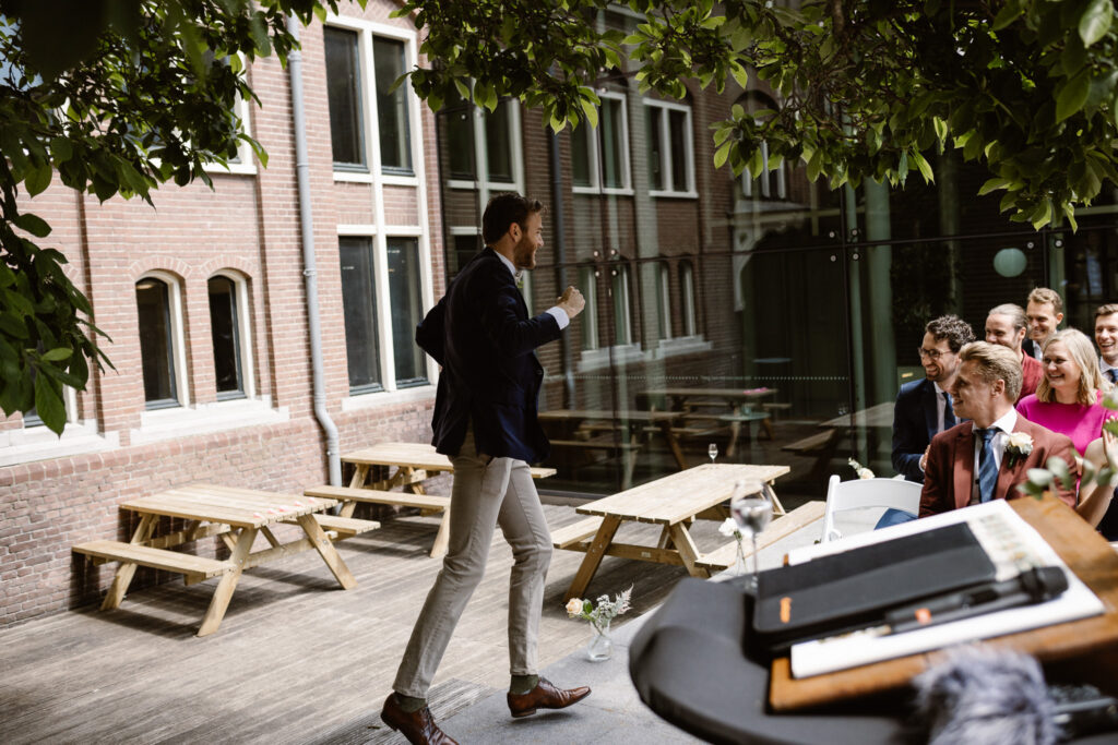 Ceremonie vol liefde en humor tijdens een bruiloft in het Muntgebouw in Utrecht.