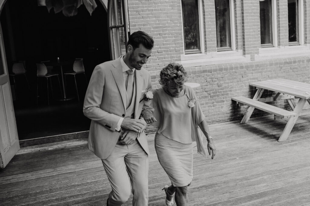 Ceremonie vol liefde en humor tijdens een bruiloft in het Muntgebouw in Utrecht.