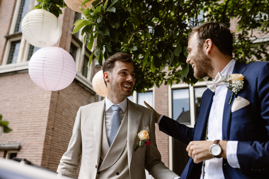 Ceremonie vol liefde en humor tijdens een bruiloft in het Muntgebouw in Utrecht.