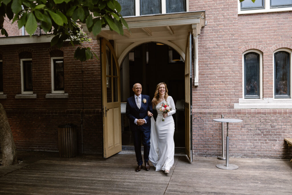 Ceremonie vol liefde en humor tijdens een bruiloft in het Muntgebouw in Utrecht.