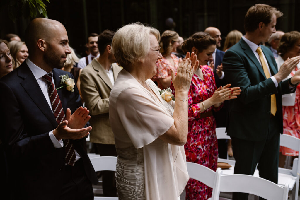 Ceremonie vol liefde en humor tijdens een bruiloft in het Muntgebouw in Utrecht.