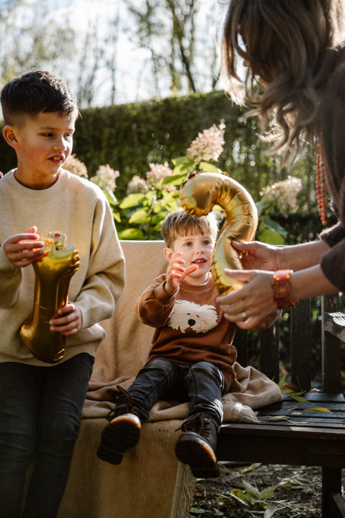 Ouders vertellen hun kinderen over zwangerschap tijdens een familie fotoshoot.