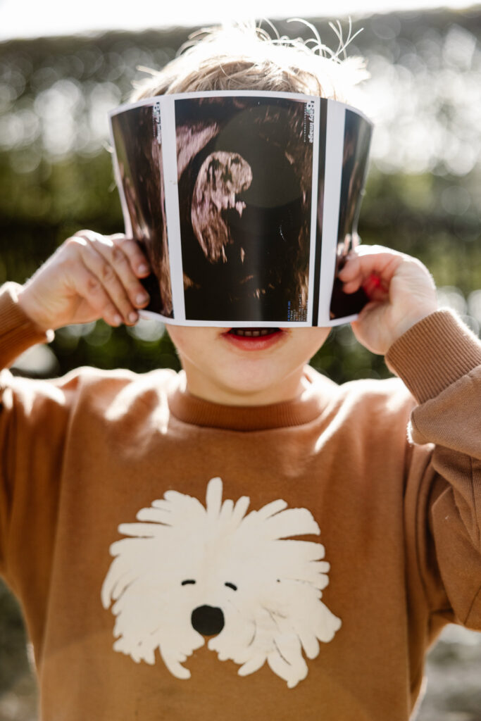 Gezin viert nieuws van een baby tijdens een liefdevolle familieshoot.